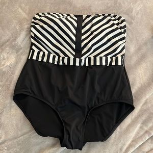 Strapless bathing suit